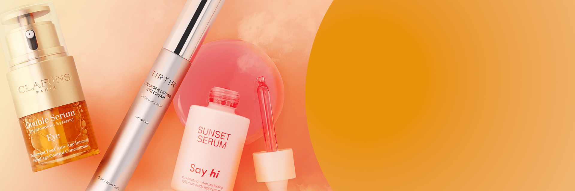Banner promocyjny produktów do pielęgnacji twarzy. Na pomarańczowym tle znajdują się: serum Clarins, krem Tirtir i Sunset Serum Say Hi do pielęgnacji twarzy.