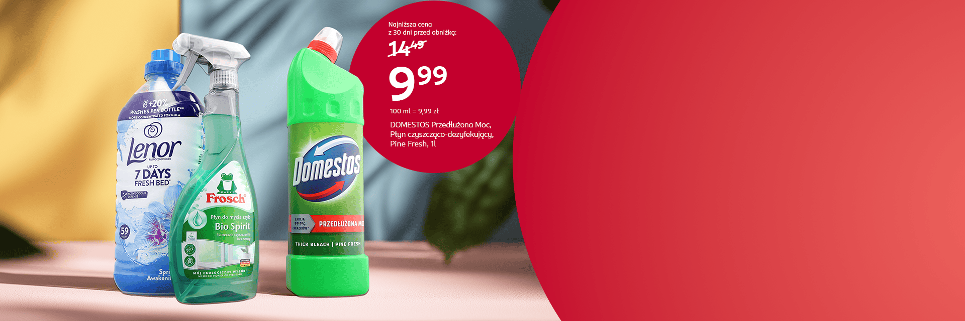 Promocja w drogerii Rossmann. Na bannerze Domestos Pine Fresh w cenie 9,99 zł, obok płyn do mycia szyb Frosch oraz płyn do płukania Lenor.