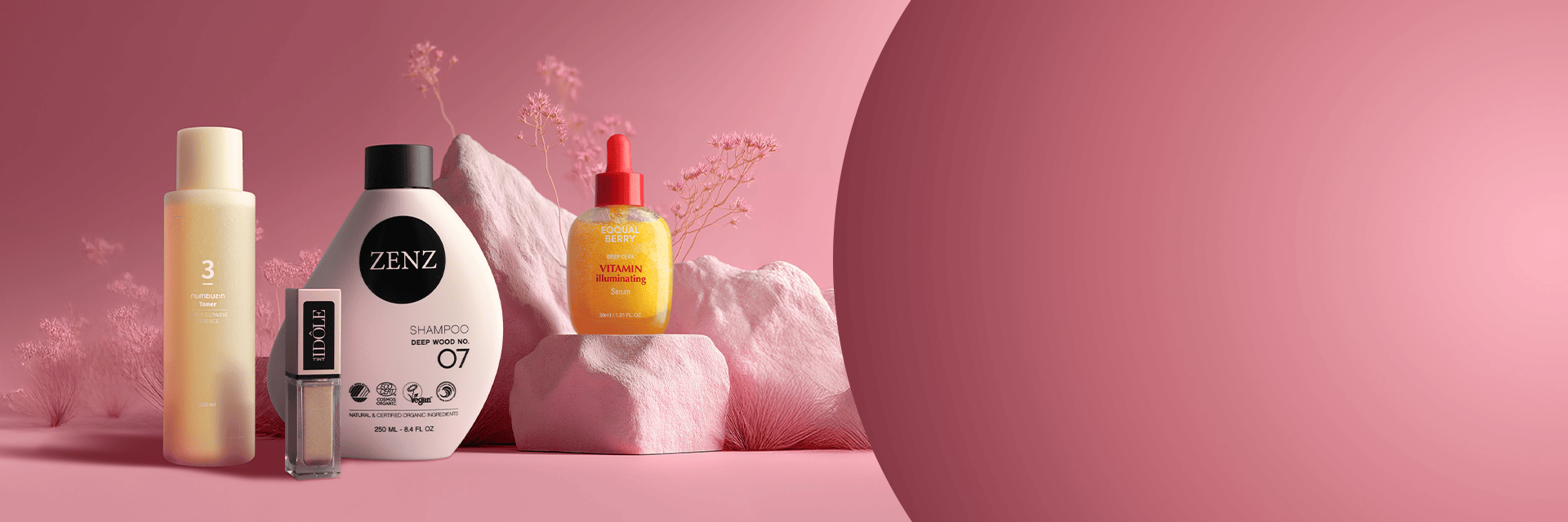  Banner promujący nowości dostępne online w drogerii Rossmann - No.3 Shining Essence Toner , Zenz szampon do włosów deep wood i puder zwiększający objętość, Eqqualberry Vitamin Illuminating serum do twarzy, Lancome Idôle Tint cień do powiek i róż w płynie.