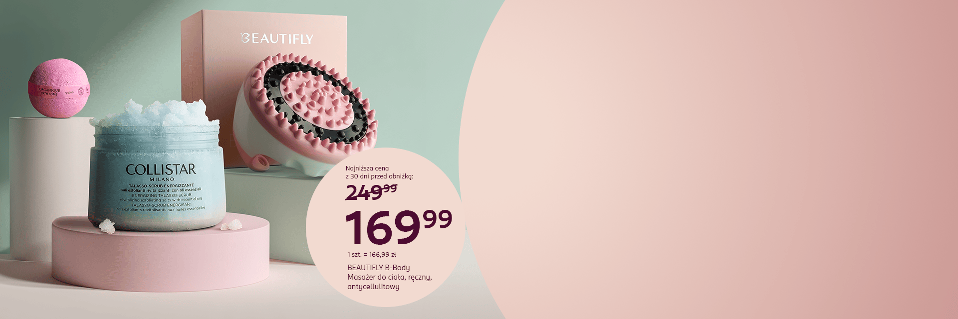 Banner z różowym, ręcznym, antycelulitowym masażerem BEAUTIFLY B-Body w cenie promocyjnej 169,99 zł, obok niego peeling do ciała Collistar Milano oraz kula do kąpieli Organique na pastelowym niebiesko-różowym.