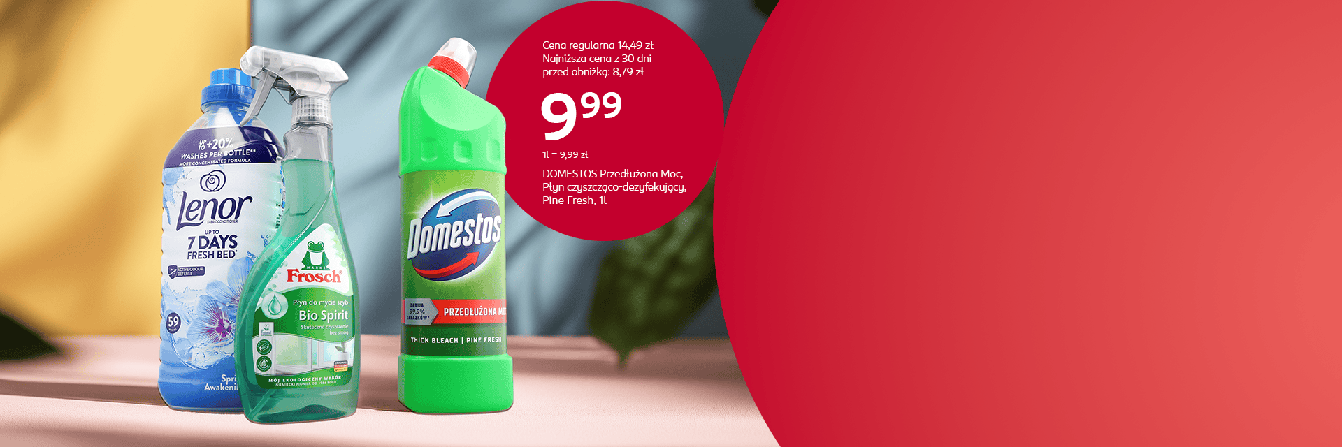 Promocja w drogerii Rossmann. Na bannerze Domestos Pine Fresh w cenie 9,99 zł, obok płyn do mycia szyb Frosch oraz płyn do płukania Lenor.