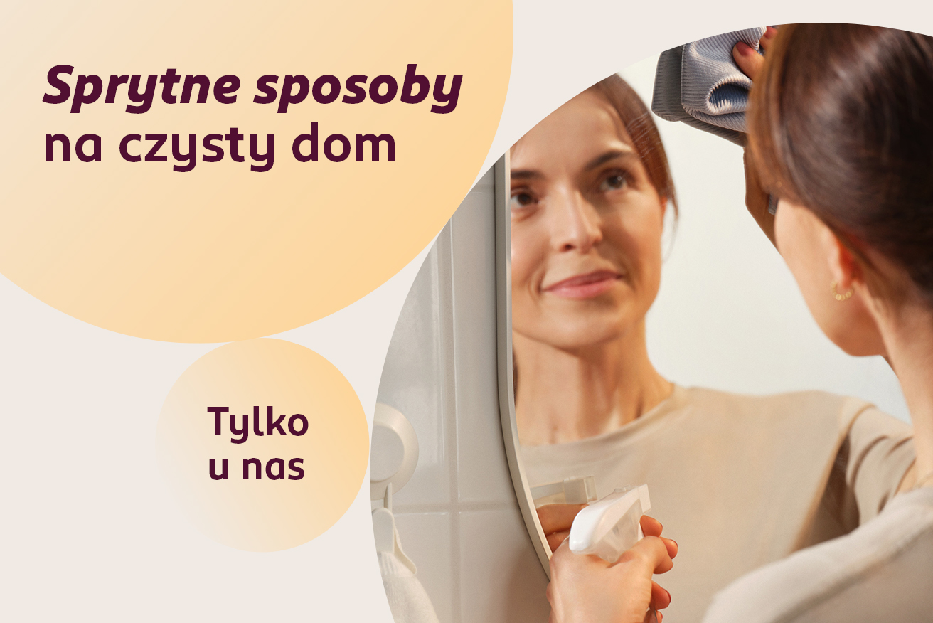 Baner promujący produkty do sprzątania z osobą czyszczącą lustro i napisem „Sprytne sposoby na czysty dom” – oferta dostępna w drogeriach Rossmann.