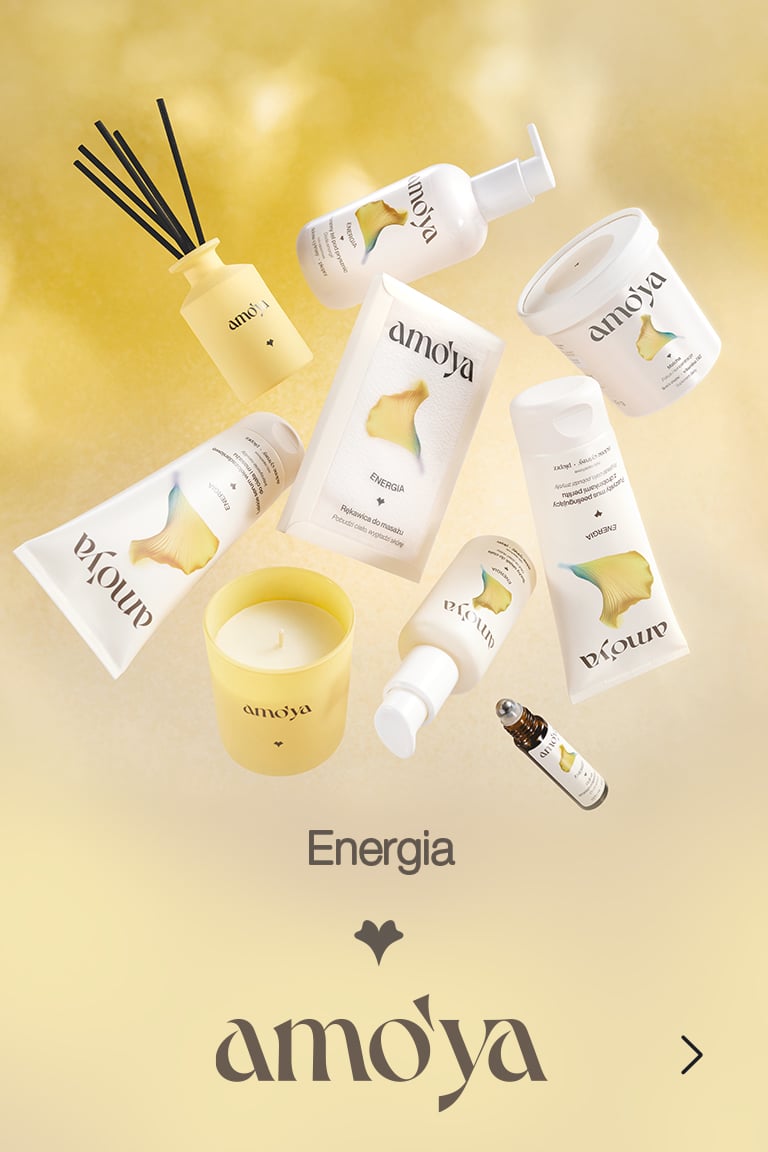 Zestaw kosmetyków Amoya Energia na żółtym tle z logo marki i napisem "Energia", w tym świeca zapachowa, kremy i olejki do pielęgnacji ciała.