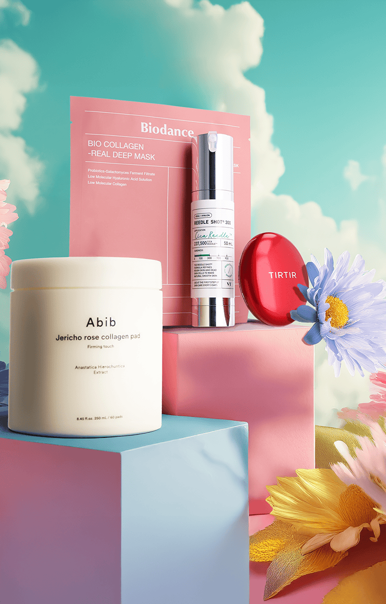 Baner z kosmetykami: maska Biodance, kolagenowe płatki Abib, booster VT Cosmetics i podkład Tirtir na tle nieba z chmurami i kwiatami.