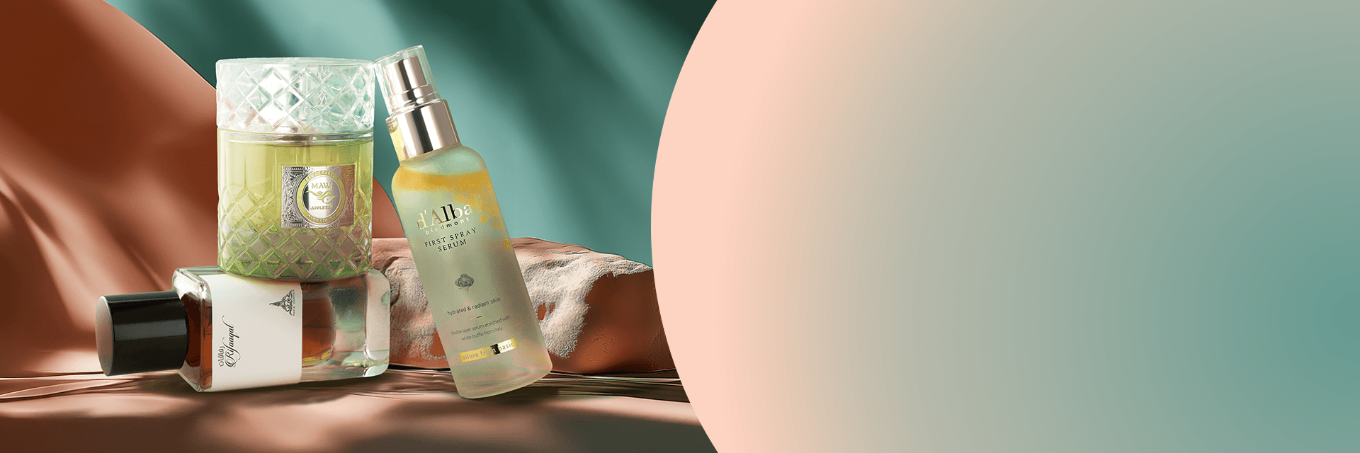 Serum nawilżające do twarzy D'Alba White Truffle, flakony perfum Paris Corner Appletini oraz Paris Corenr Rifaaqat na eleganckim, beżowo-zielono-niebieskim tle.