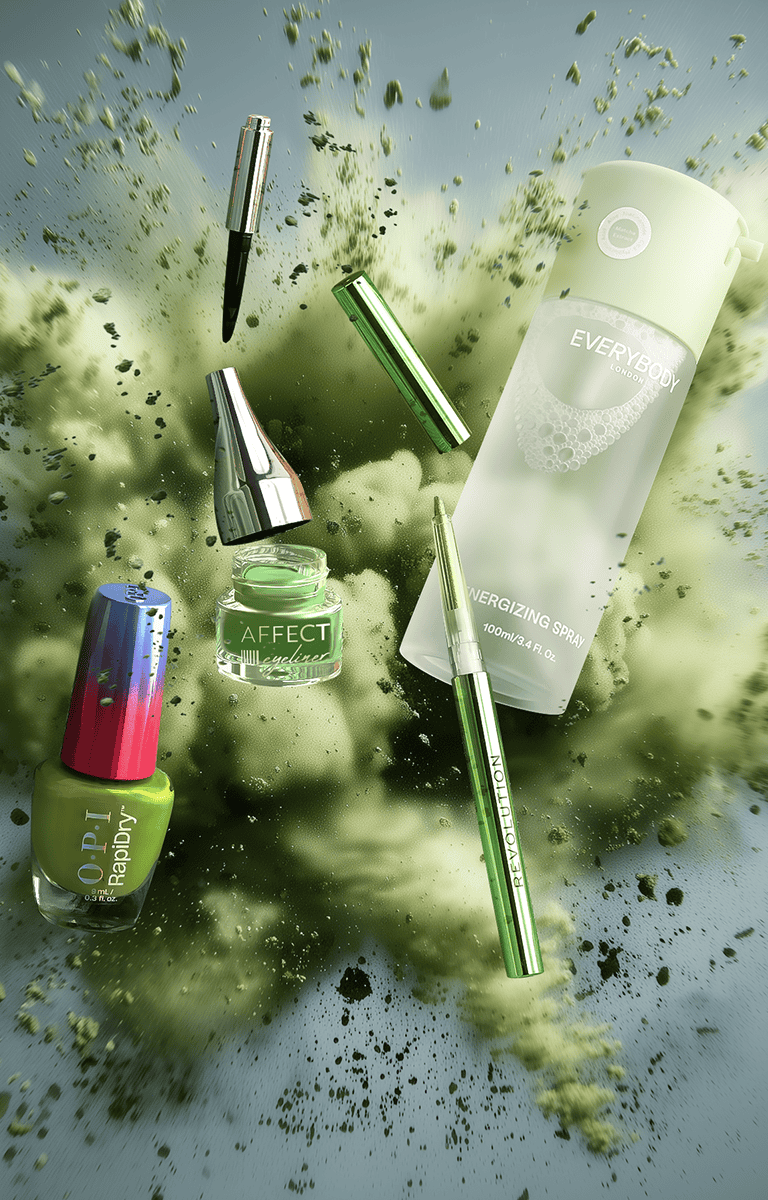Banner w zielonej kolorystyce. Przedstawia produkty: zielony lakier do paznokci OPI, Refreshing Spray Everybody London, eyeliner Simple Lines Affect, kredkę Duo Chrome Revolution.