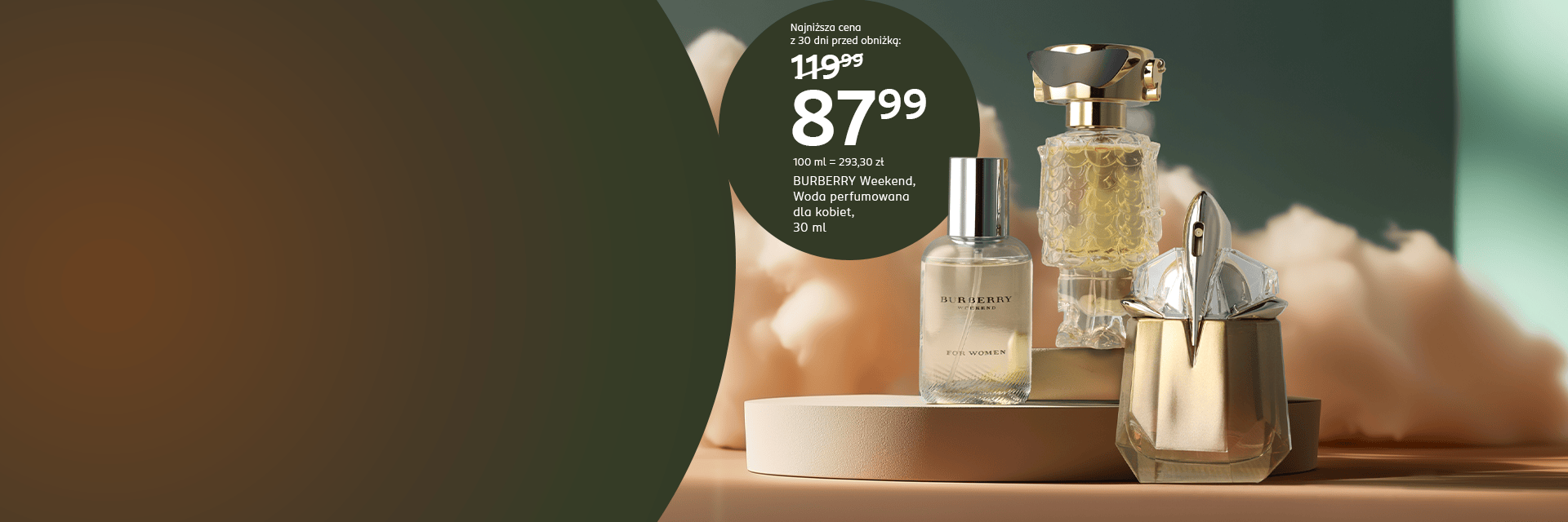 Perfumy Burberry Weekend women 30 ml w cenie 87,99 zł, obok nich flakony Alien Goddess Mugler i Fame Paco Rabanne na jasnym beżowo-zielonym tle. Promocja w drogerii Rossmann tylko online.