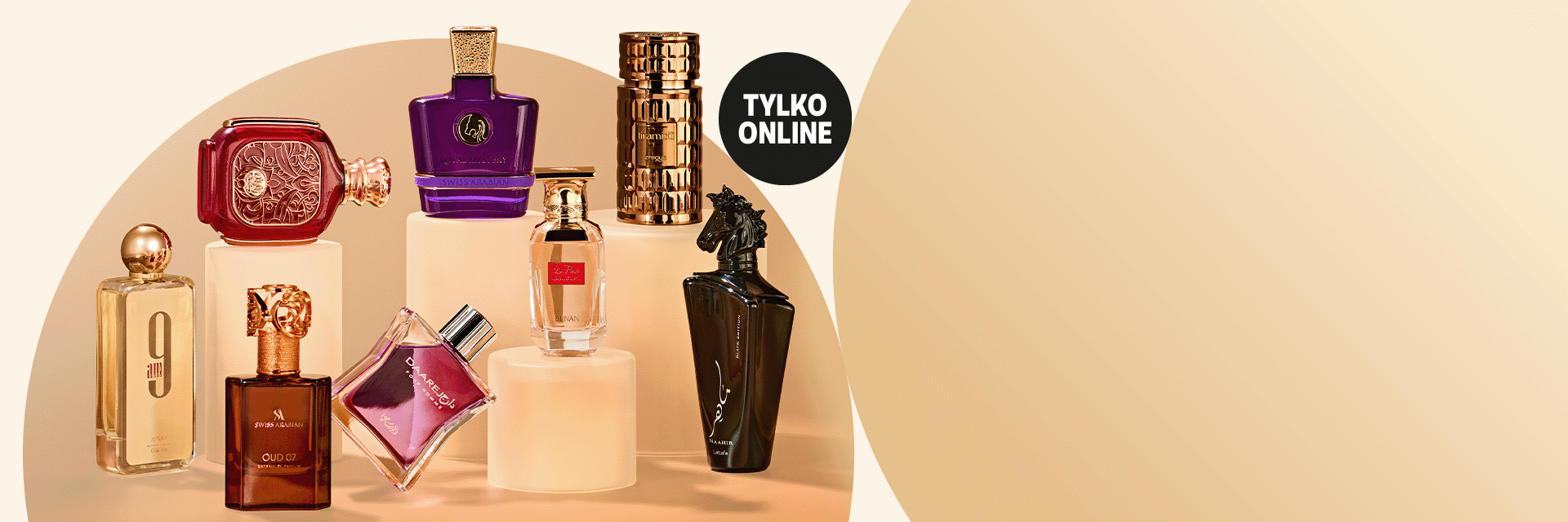 Perfumy damskie i męskie w eleganckich flakonach różnych kolorów ustawione na jasnym beżowo-pomarańczowym tle. Zapachy Swiss Arabian, Lattafa, Afnan, Zimaya i innych arabskich marek dostępne w drogerii Rossmann tylko online.